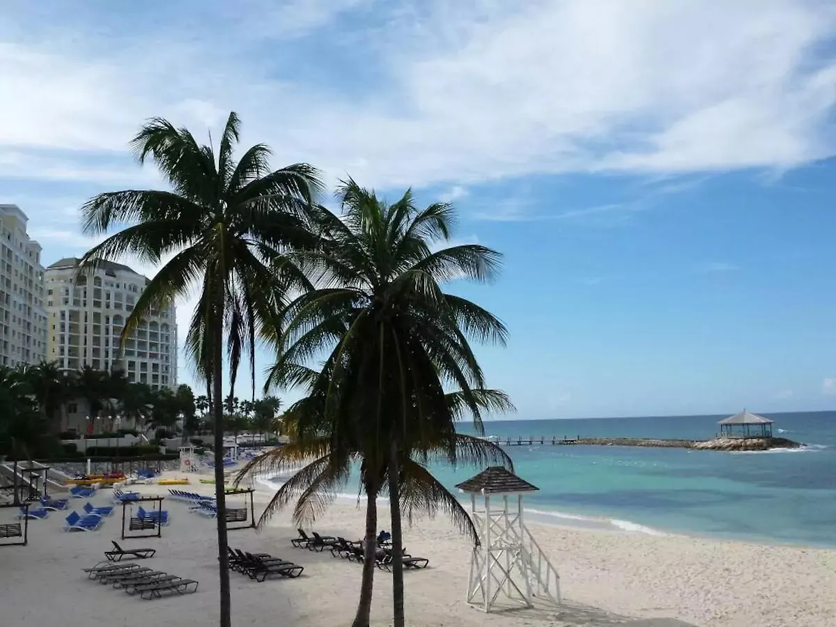 Family Complex Beside Beach W/Pool Montego Bay #1 Semesterbostad